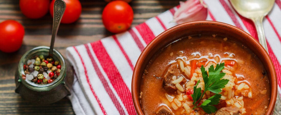 🍲 חרצ'ו – מרק בשר עם אגוזים ועגבניות מהמטבח היהודי־גאורגי