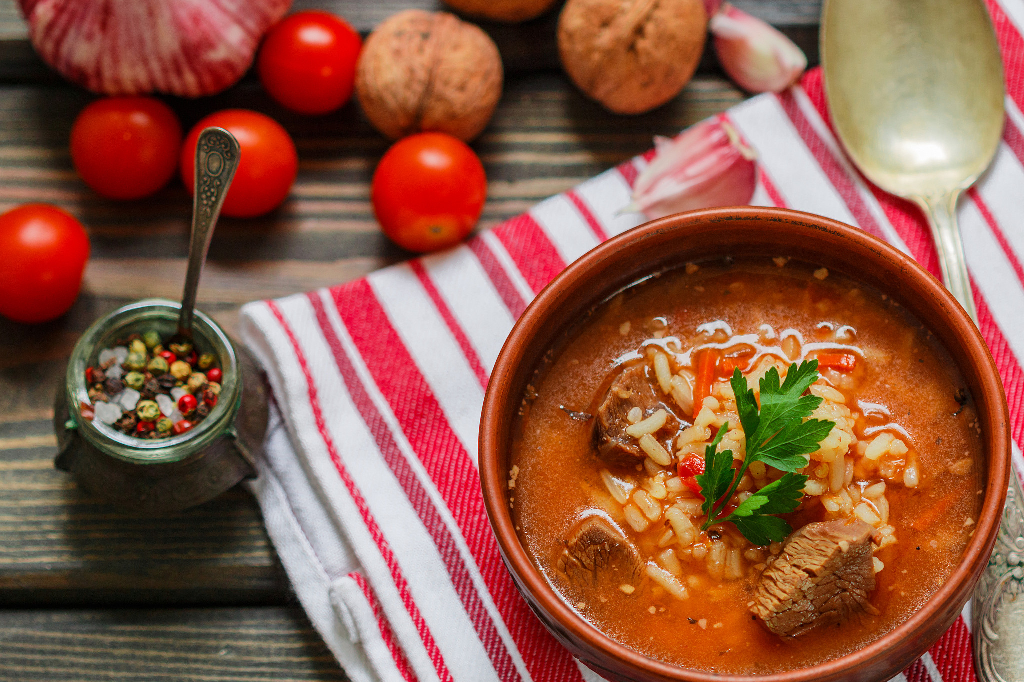 🍲 חרצ'ו – מרק בשר עם אגוזים ועגבניות מהמטבח היהודי־גאורגי