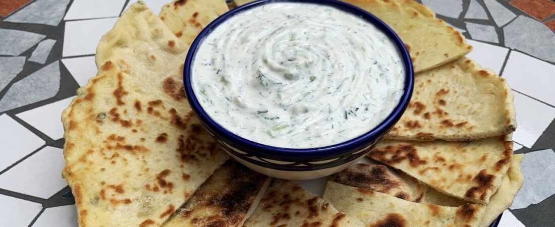 🥒 צזיקי – מטבל יוגורט יווני קריר עם מלפפונים ושום