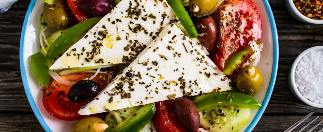 🥗 סלט יווני – סלט קייצי צבעוני עם גבינת פטה