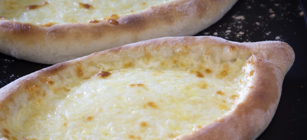 🧀 חצ'פורי מסורתי – מאפה הגבינות היהודי־גאורגי