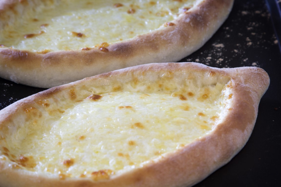 🧀 חצ'פורי מסורתי – מאפה הגבינות היהודי־גאורגי