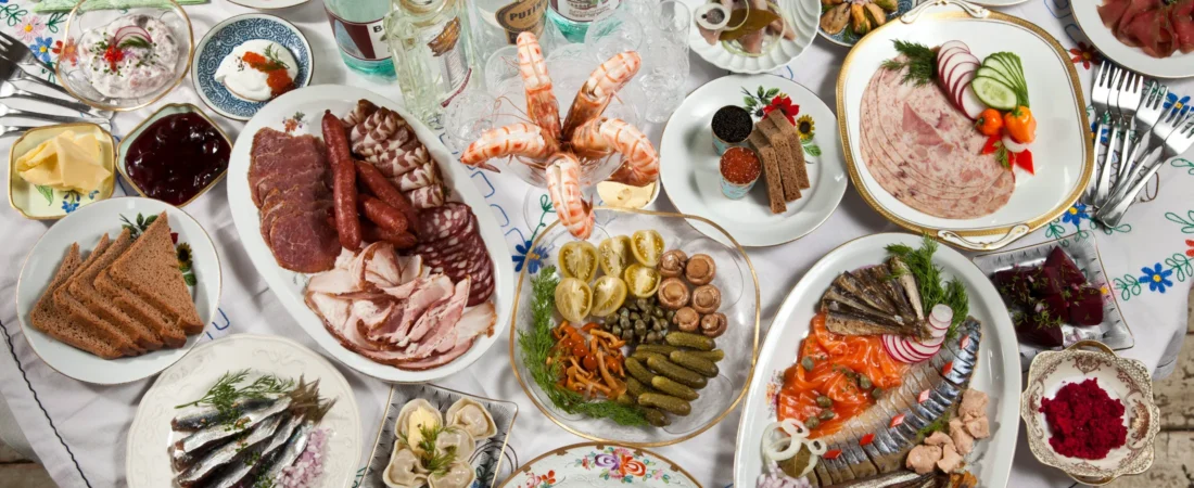 🐟 זקוּסקי – שולחן מנות פתיחה יהודי־רוסי שכובש את הלב והבטן