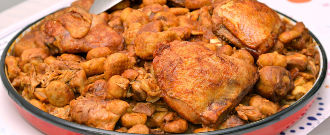 🍲 נוקידס לובי מסורתי – בצק סולת, רוטב אדום ועוף במנה חגיגית מיהדות לוב
