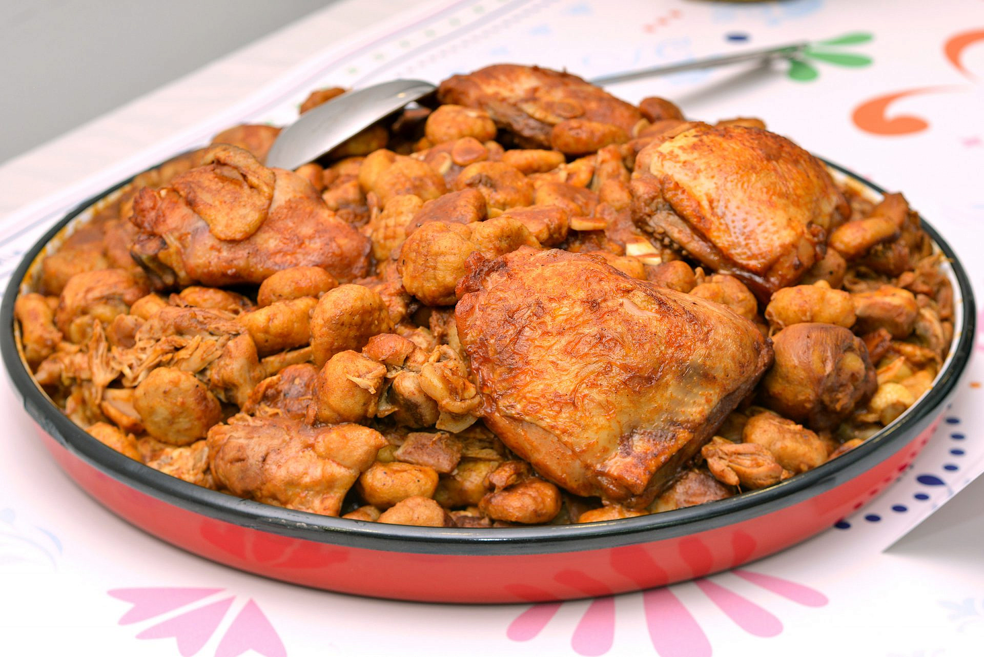 🍲 נוקידס לובי מסורתי – בצק סולת, רוטב אדום ועוף במנה חגיגית מיהדות לוב