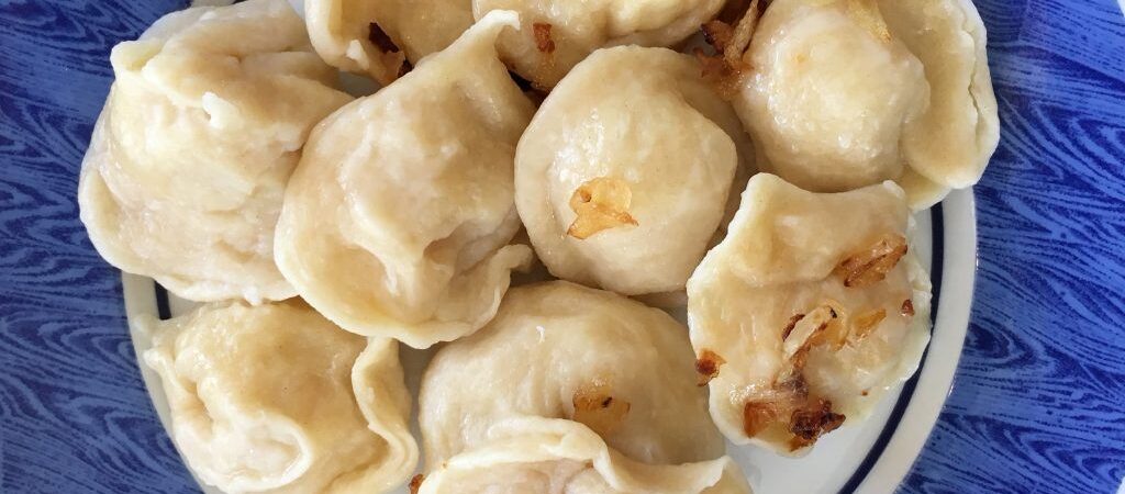 🥟 וָרֶנִיקֶס – כיסוני תפוחי אדמה מהמטבח היהודי־רוסי