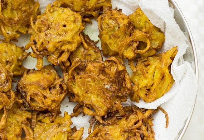 🧅 בג'י (Bhaji) – לביבות בצל הודי בסגנון יהודי־הודי