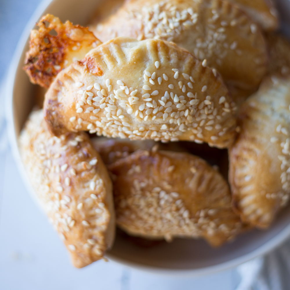 🥟 בורקיטס – מאפים ממולאים מהמטבח של יהדות יוון