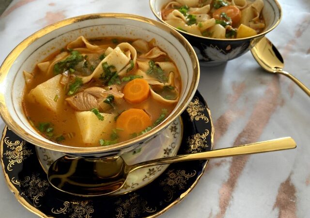 🍲 מרק צֶ’לֶם בוכרי – חמוץ, ירוק, ומלא נשמה