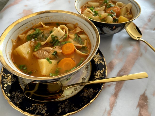 🍲 מרק צֶ’לֶם בוכרי – חמוץ, ירוק, ומלא נשמה