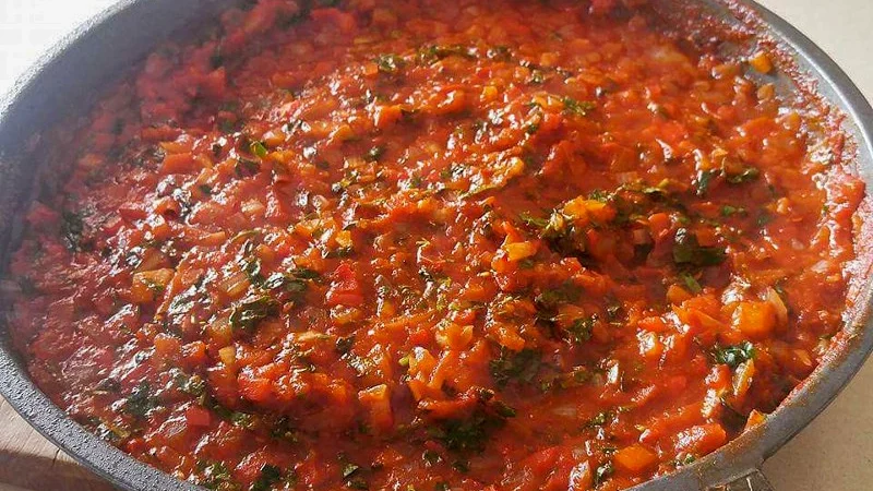 🥗 המתכון לסלט תורכי – חריפות עדינה, טעם עמוק, מסורת אחת בלב