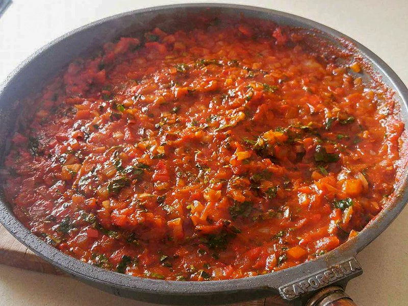 🥗 המתכון לסלט תורכי – חריפות עדינה, טעם עמוק, מסורת אחת בלב