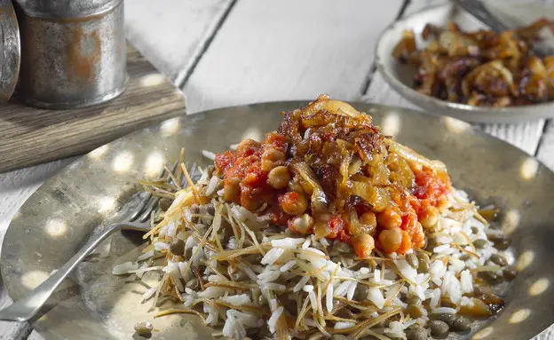 🍛 קושארי מצרי – תבשיל הרחוב שכבש גם את יהדות מצרים